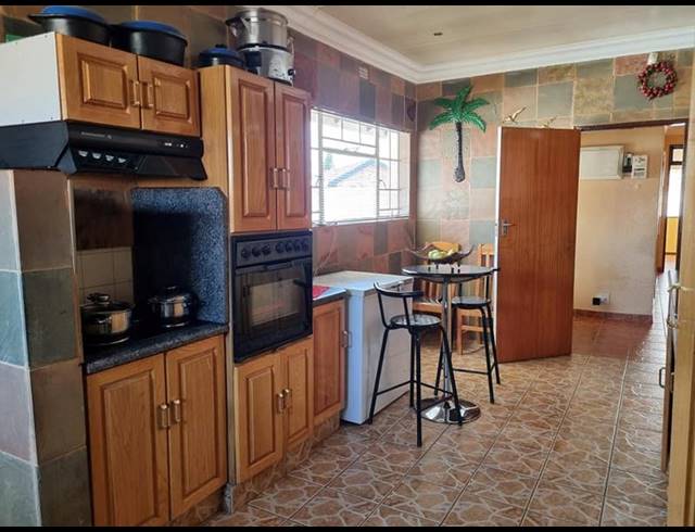 4 BEDROOM HOUSE FOR SALE IN KOSMOSPARK
